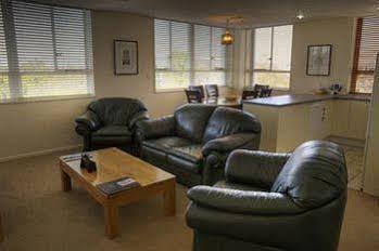 The Poplars Apartment Hotel クライストチャーチ エクステリア 写真